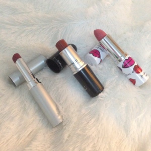 Lipstick andalan : Wardah Choco Town, Mac Taupe, & Clonique matte beauty (entah shade apa)