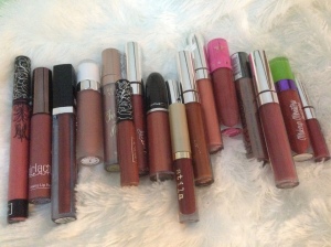 Sebagian koleksi liquid lipstick daku, yang mana memang kalau dilihat-lihat knapa warnanya mirip-mirip semua gini sih *sih*
